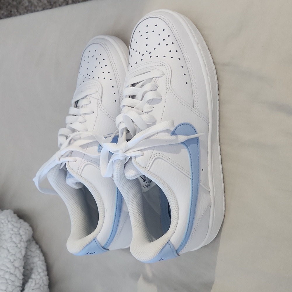 Womens nike shoes. Never ended up wearing and just sitting in my closet